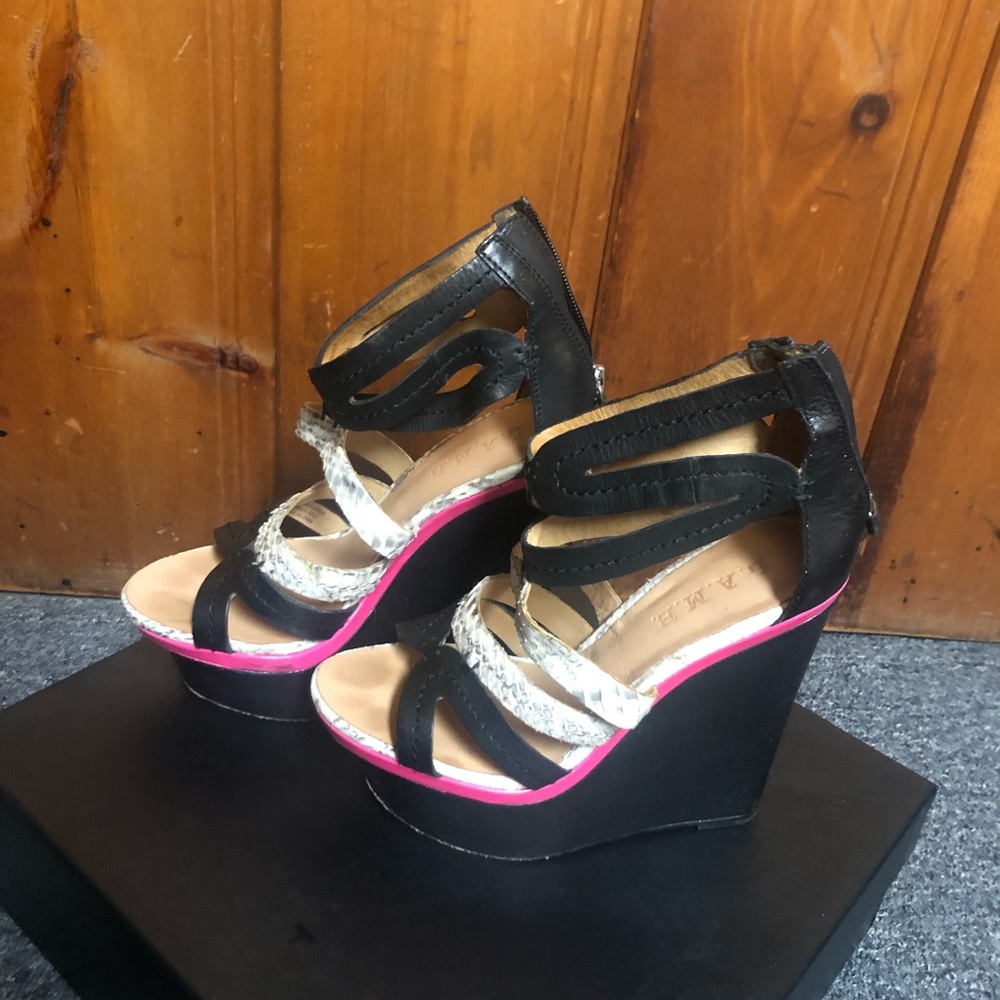 L.A.M.B.  PLATFORM SANDALS SIZE 6